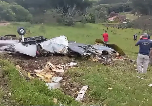 Avião cai em Minas Gerais e deixa sete mortos