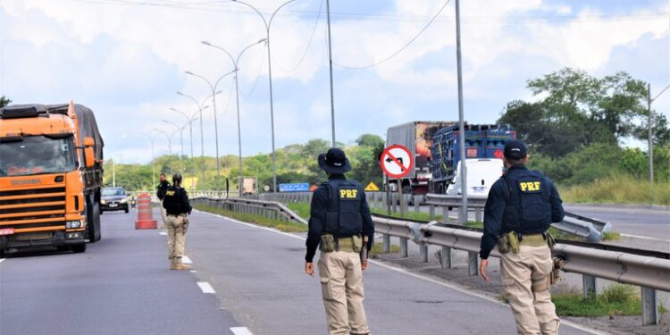 Acidentes em rodovias federais matam 56 no feriado de Ano Novo