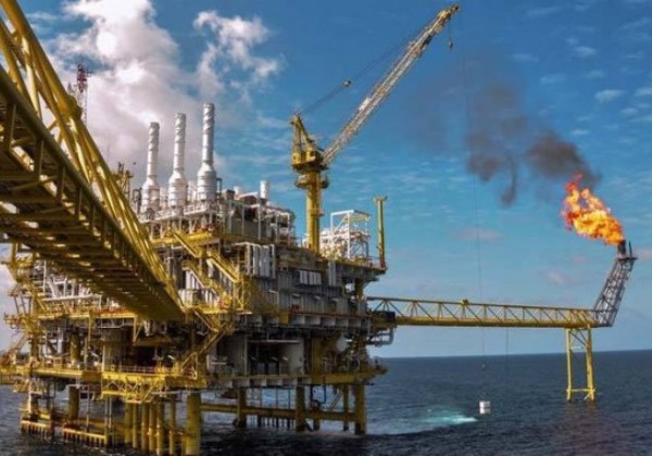 Petróleo fecha em queda com tensões no Oriente Médio
