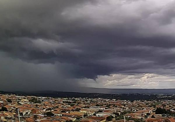 Capital baiana tem previsão de chuva forte e raios nas próximas horas, alerta Codesal