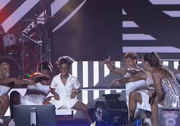 Criança rouba a cena no palco durante show de Ivete Sangalo