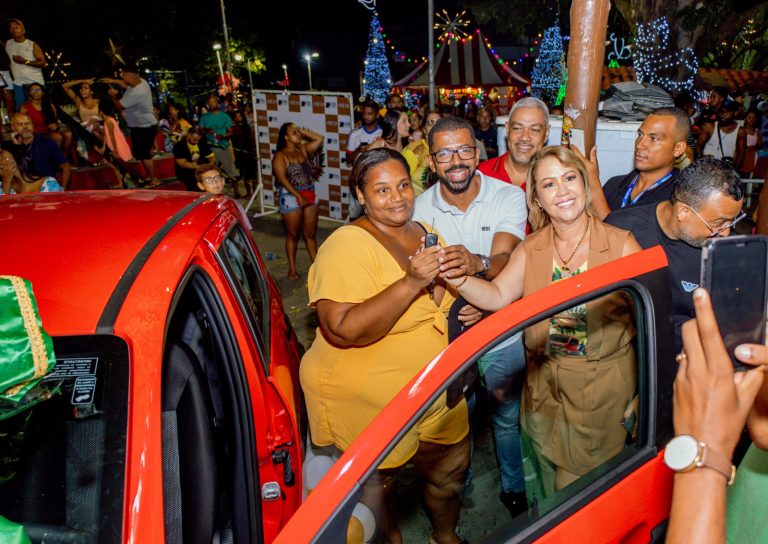 Candeias: Público lota praça para acompanhar sorteio da campanha do Natal de Luz 2023