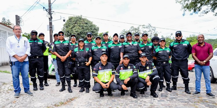 Agentes de trânsito e transporte de Candeias ganham novo fardamento