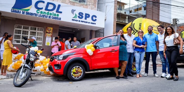 Prefeitura e CDL entregam carro 0KM e outros prêmios para os sorteados do Natal de Luz Candeias 2023