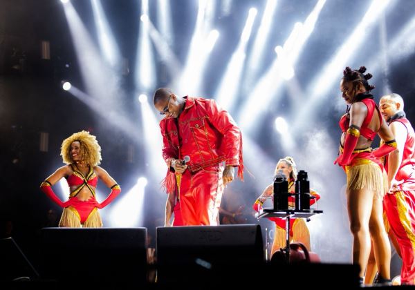 Léo Santana lota primeira edição do Baile da Santinha – Cabaret