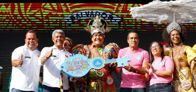 Ao lado de Jerônimo Rodrigues, Bruno Reis Reis entrega chave da cidade ao Rei Momo