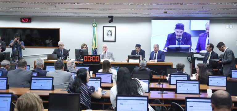 Comissão aprova PEC que autoriza igrejas a pagar menos impostos