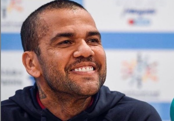 Daniel Alves é condenado a mais de 4 anos de prisão por acusação de estupro