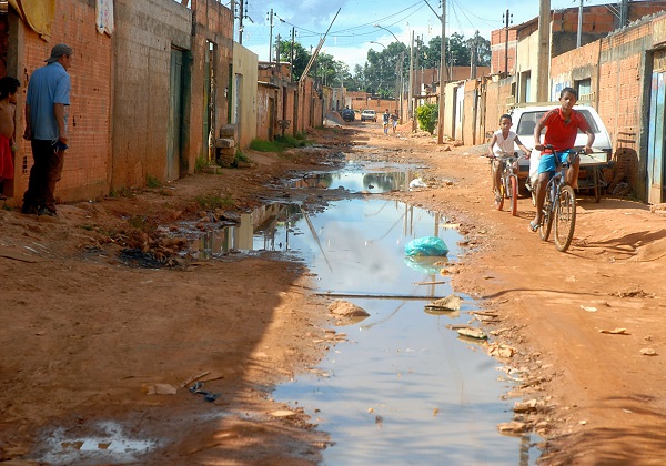 Quase 1/2 da população não é atendida por rede de esgoto
