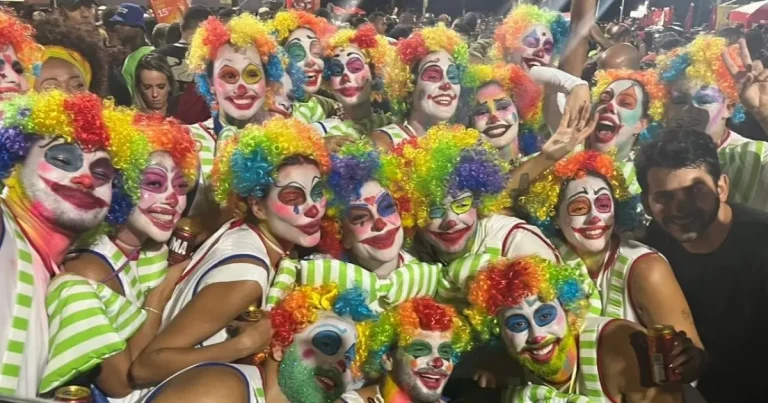 Fantasiada de palhaça, Lore Improta desce do trio com amigos e curte o “Pipoco” no meio do povo
