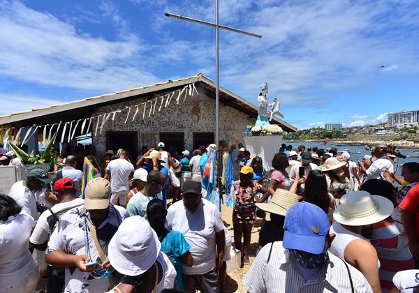 Famosos fazem homenagens para Iemanjá; confira