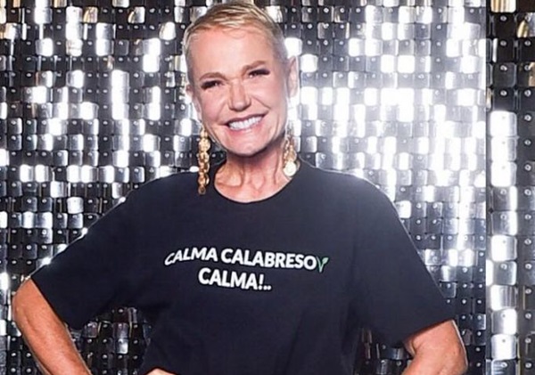 Xuxa usa blusa com frase do baiano Davi no BBB24: ‘Calma, calabreso’
