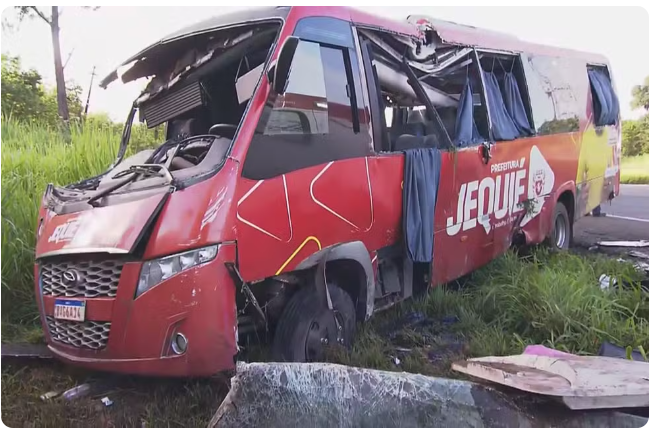 Acidente com micro-ônibus que transportava pacientes deixa cinco feridos na Bahia