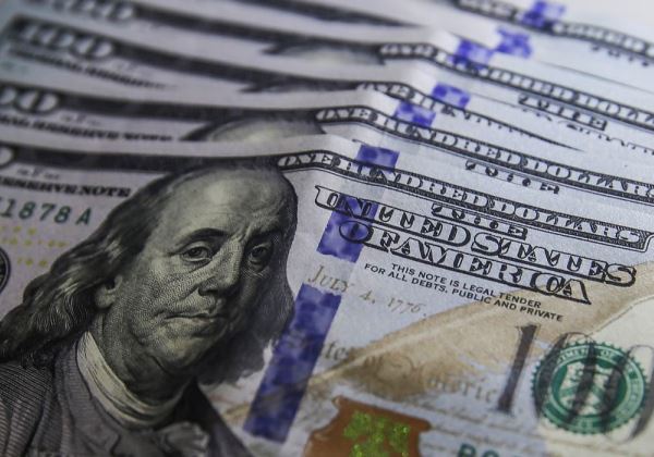 Dólar encosta em R$ 5 com dados de seguro-desemprego nos EUA