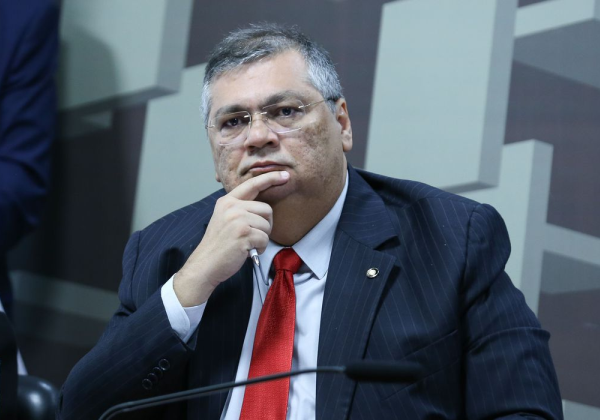 Dino vota a favor da condenação de 15 réus do 8 de janeiro