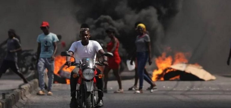 Haiti decreta estado de emergência e toque de recolher após ataque à prisão deixar cerca de 10 mortos