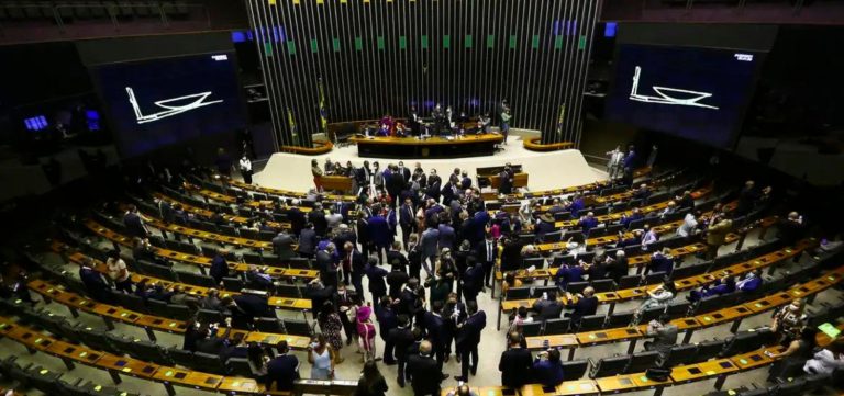 Comissão da Câmara aprova, após polêmica, projeto que exige exame toxicológico para ter arma