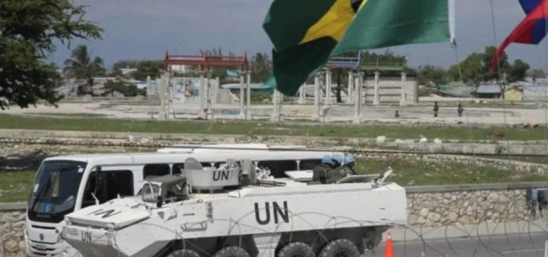 Retirada de funcionários diplomáticos do Haiti expõe crise na segurança do país