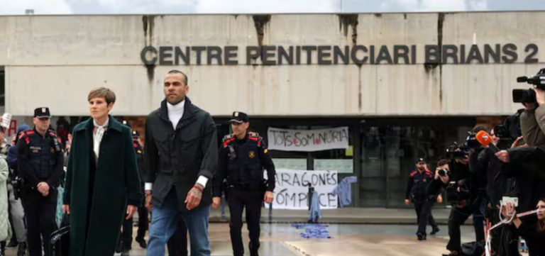 Daniel Alves deixa prisão após pagamento de fiança