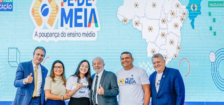 Lula entrega cartões a alunos do programa Pé de Meia