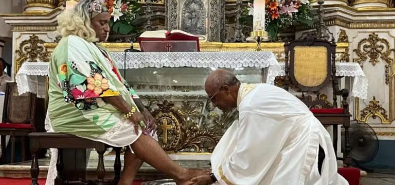 Missa do lava pés reúne indígena, trans e refugiado na Igreja do Bonfim