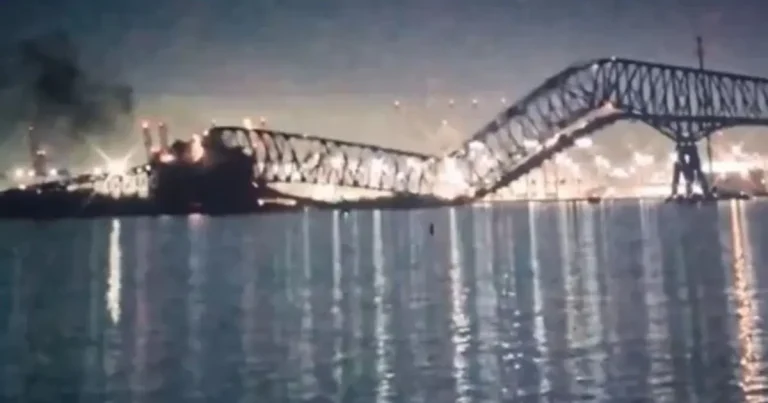 Navio derruba ponte nos EUA e veículos caem na água