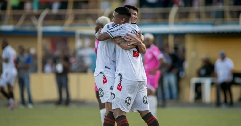 No primeiro duelo das semifinais, Vitória leva a melhor diante do Barcelona de Ilhéus em jogo marcado por polêmica do VAR