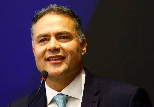 Ministro dos Transportes embarcará para Espanha nos próximos dias