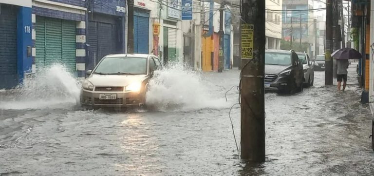 Salvador é a cidade com maior volume de chuva do Brasil em 24h