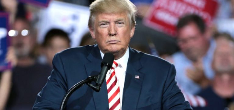 Juiz multa Donald Trump e considera prender republicano por violação da ordem de silêncio sobre julgamento