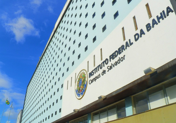 Professores anunciam greve em universidades federais nesta segunda-feira (15)