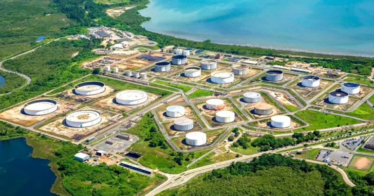 Sindipetro denuncia risco de faltar combustível na Bahia; Acelen alega manutenção em Refinaria e normalização em nove dias