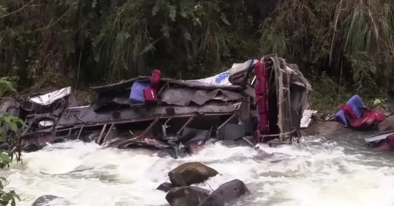 Acidente de ônibus deixa 25 mortos no Peru