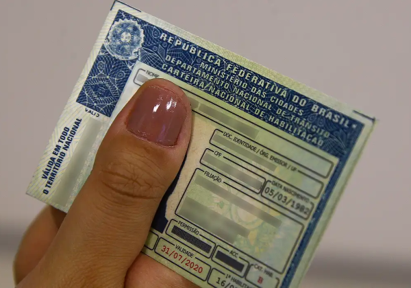 Foto da carteira de motorista poderá conter itens religiosos