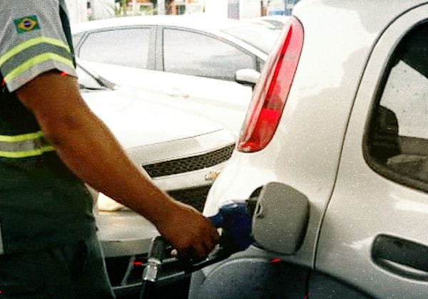 Gasolina sobe pela segunda vez em 15 dias