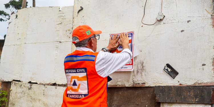 Mais de 40 casas em situação de risco são interditadas em Menino Jesus