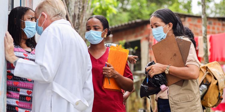 Equipes de saúde prestam atendimento às famílias que residem no entorno do “buracão” em Menino Jesus