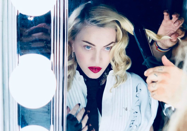 Madonna chega ao Brasil e promete show histórico em Copacapana