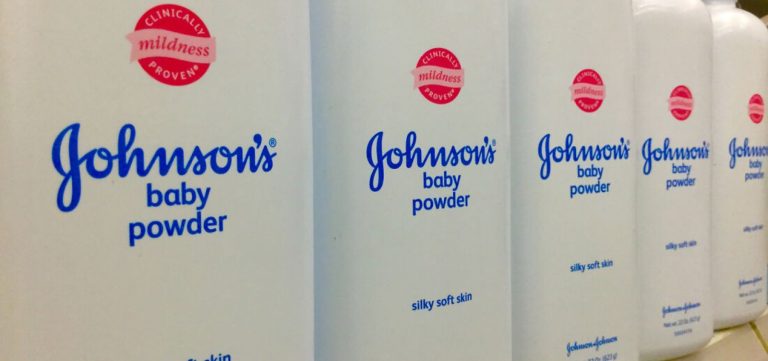 Johnson & Johnson pode pagar até US$ 6,5 bilhões para encerrar disputas judiciais sobre suposto talco cancerígeno
