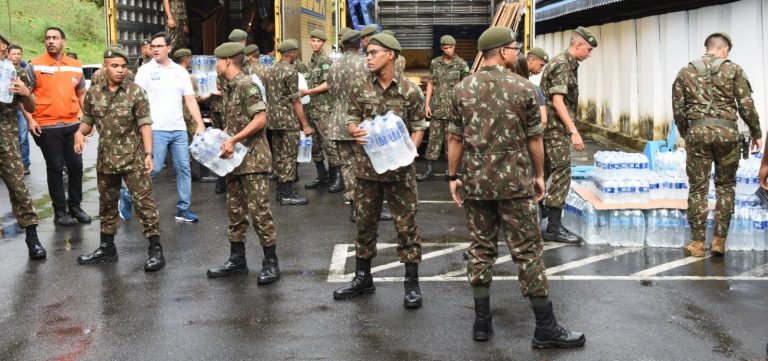 Ação Salvador Solidária envia mais de 100 mil litros de água mineral para os afetados da chuva no RS
