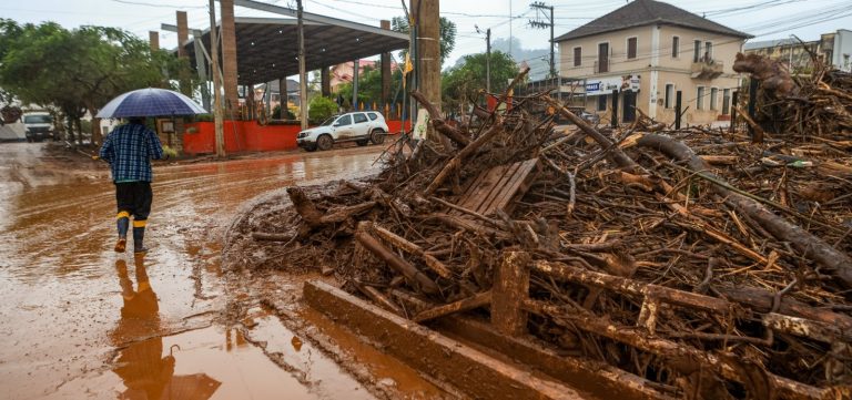 Governo do RS prevê criação de quatro cidades provisórias para abrigar vítimas das enchentes