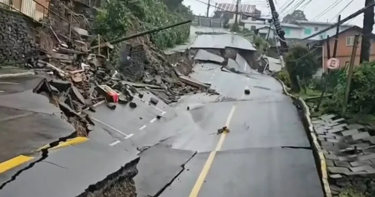 Rua desmorona em Gramado e moradores saem das casas