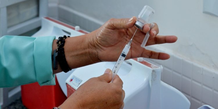 SESAU inicia aplicação de 2ª dose da vacina contra a dengue em Candeias
