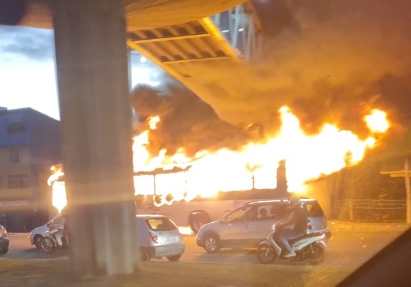 Ônibus são incendiados em Pernambués e causam lentidão do trânsito na Avenida Tancredo Neves