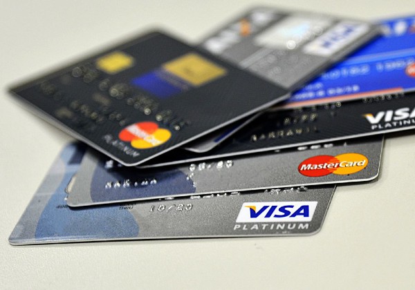 Juros de cartão de crédito sobem e atingem 421,3% ao ano em março