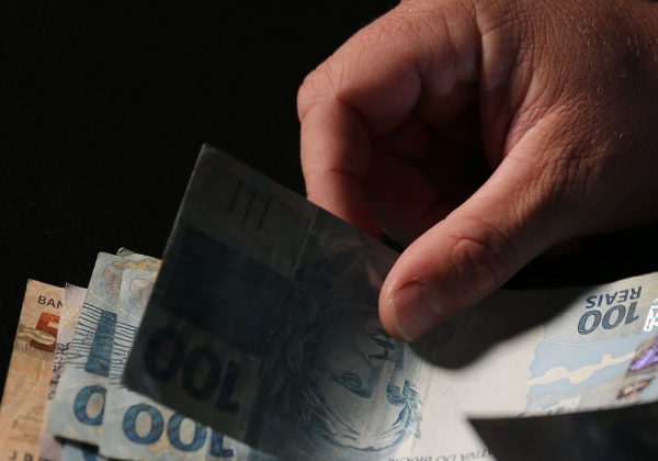 INSS começa a pagar 13º antecipado a quem recebe acima do mínimo