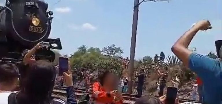 Mulher morre após ser atingida por trem enquanto tirava selfie no México