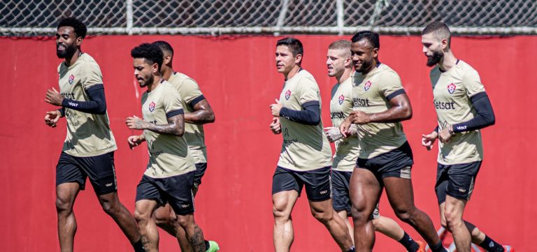 Para abrir vantagem da zona de rebaixamento, Vitória recebe o Athletico Paranaense neste domingo