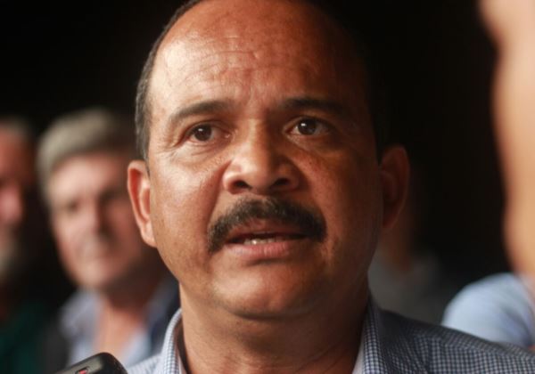 Prefeito de Camaçari enfrenta problema na turbina de avião em viagem à Brasília