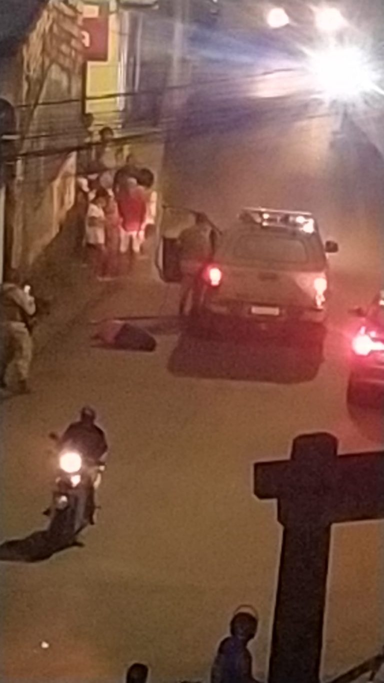 Mulher é executada no meio da rua em Candeias